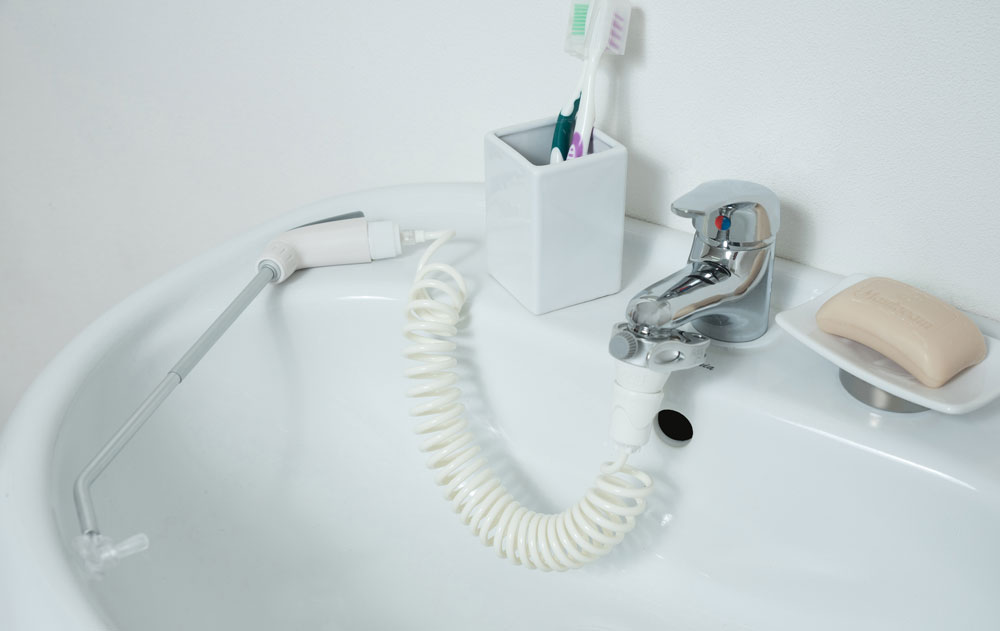 Grâce à l’adaptateur universel rapide "Addy" (brevet international en instance) Bob peut être connecté de manière simple et rapide au robinet, 